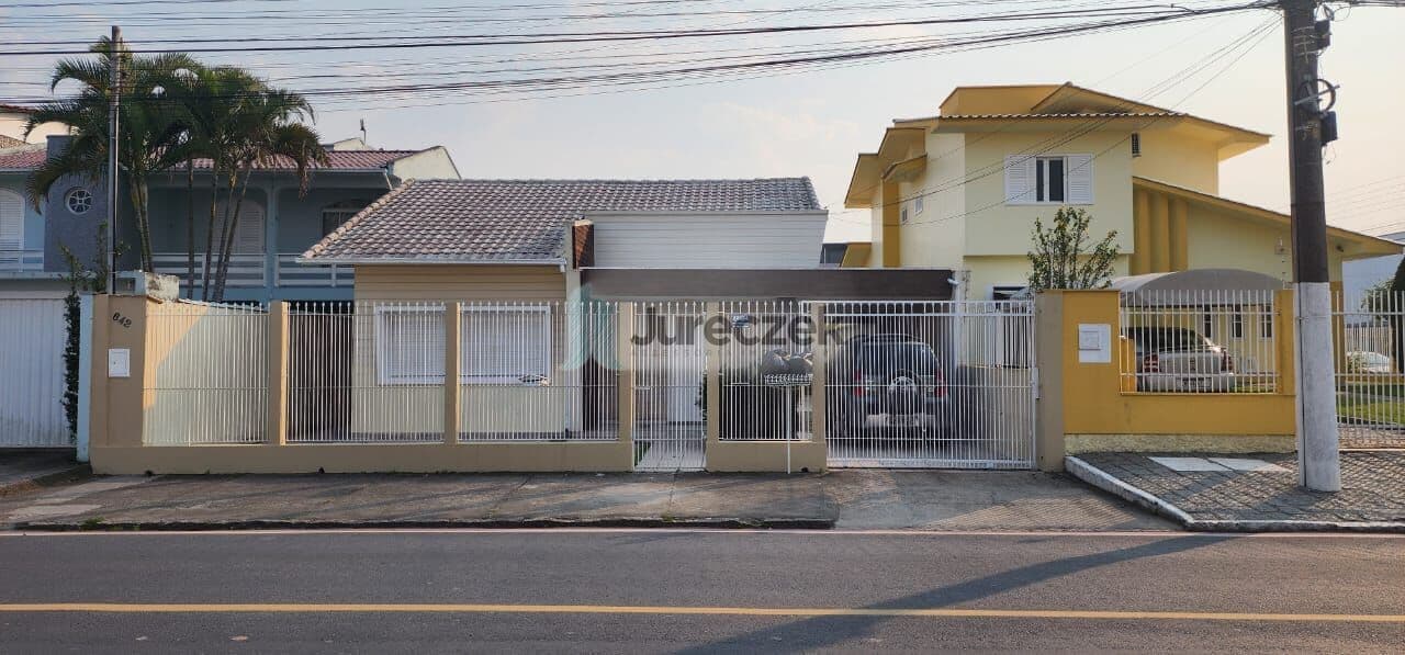 Casa com 4 dormitórios, 174m² terreno com 368m² - Santo Antônio de Pádua. Tubarão/SC