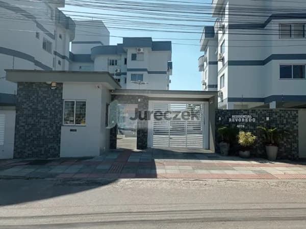 Apartamento semi-mobilhado com 2 quartos e garagem