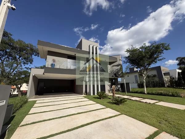 Sobrado à Venda no Ninho Verde 2 – Arquitetura Imponente e Espaços Incomparáveis