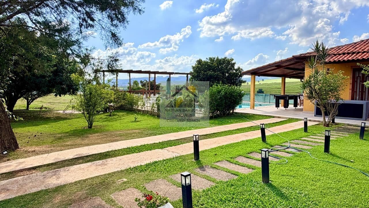 Casa com Amplo Terreno, Piscina e Espaço Gourmet