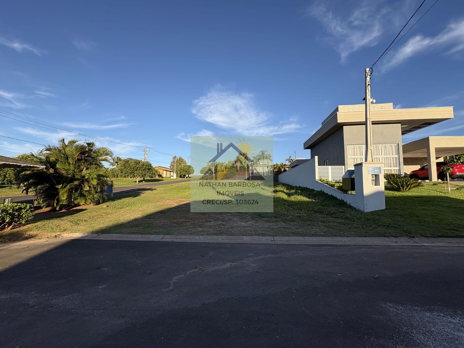 Terreno 432m² no Ninho Verde 2, rua sem saída, próximo à avenida. Lote quitado, pronto para construir casa ou lazer.