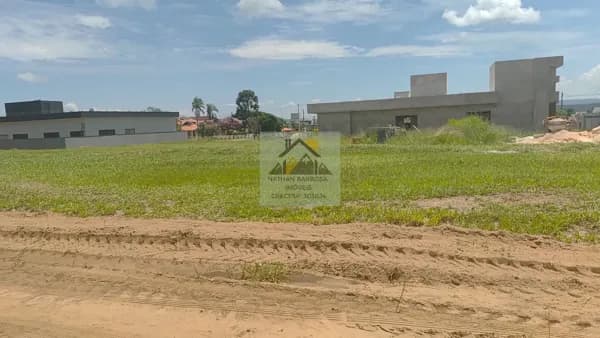 Terreno Plano com Excelente Localização no Ninho Verde II – 494m² Perto do Clube Sabiás e Centro Comercial!