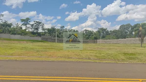Terreno de 430m² no asfalto e plano no Ninho Verde 2