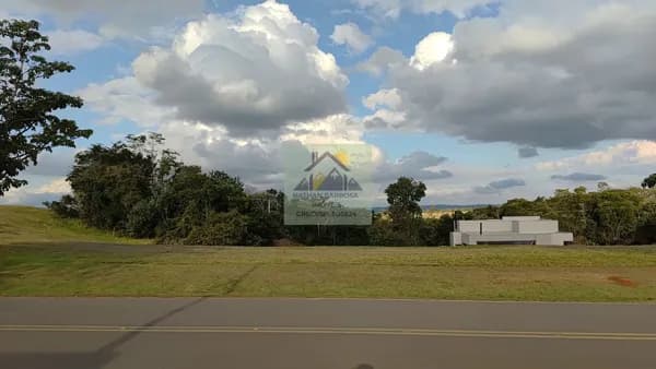 Terreno à Venda no Ninho Verde 2 – Avenida Principal com Vista Permanente