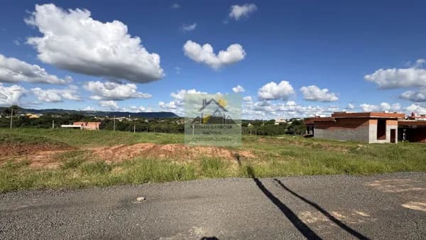 Terreno de 450m² à venda no Ninho Verde 2 – Vista privilegiada para a Cuesta de Pardinho