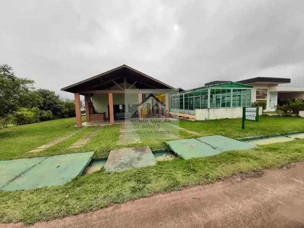 Casa com 4 Dormitórios, Piscina Coberta e Terreno 900m² – R$ 660.000