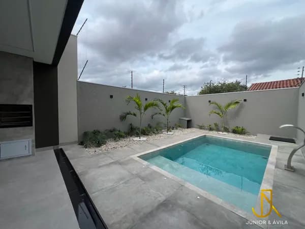 Casa com piscina à venda