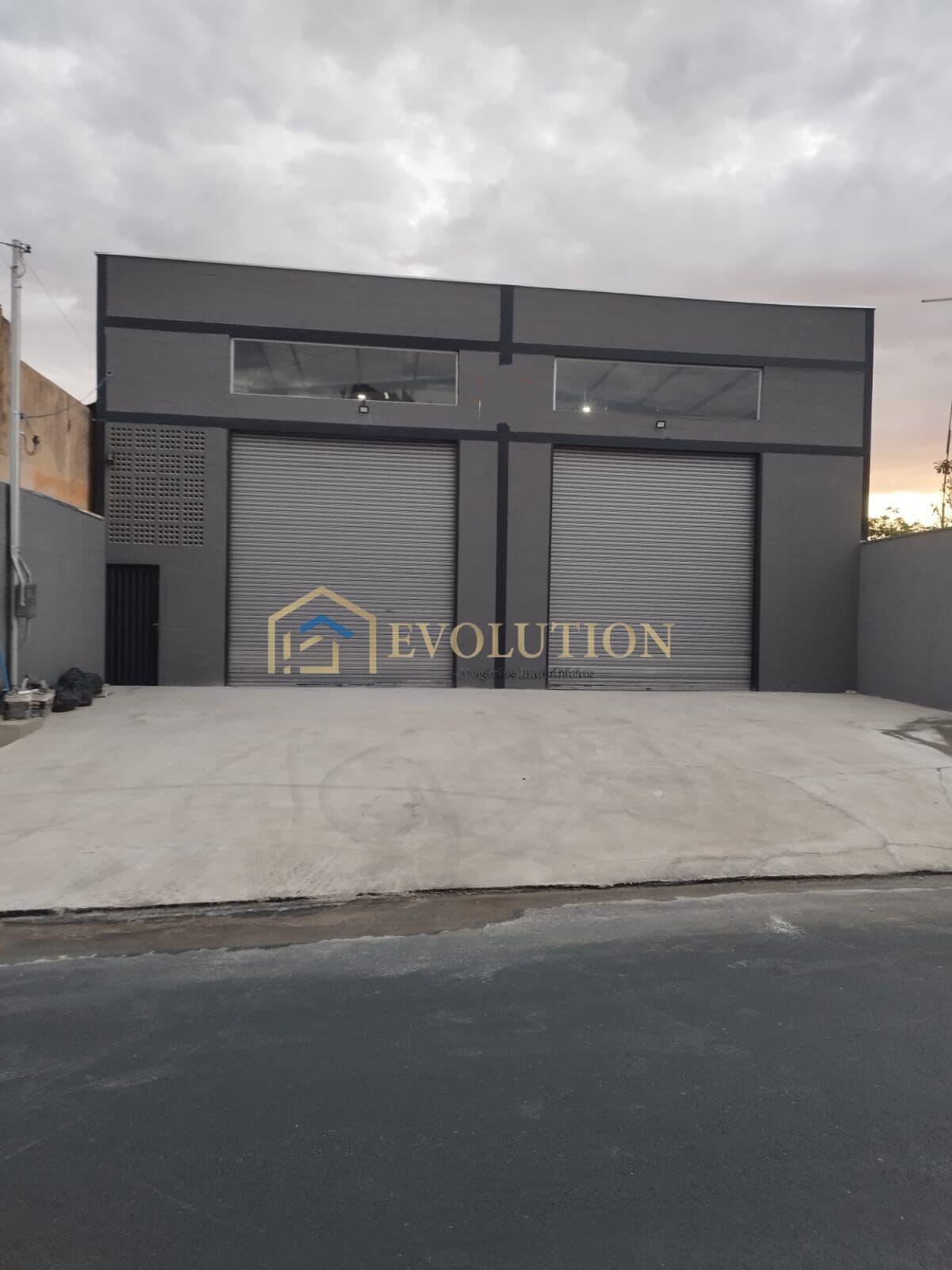 Aluga-se Galpão Comercial 430m²