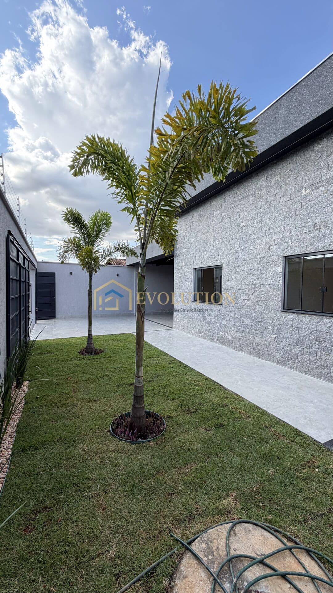 Casa Alto Padrão, 3 Suítes Plenas, Área Gourmet com Piscina