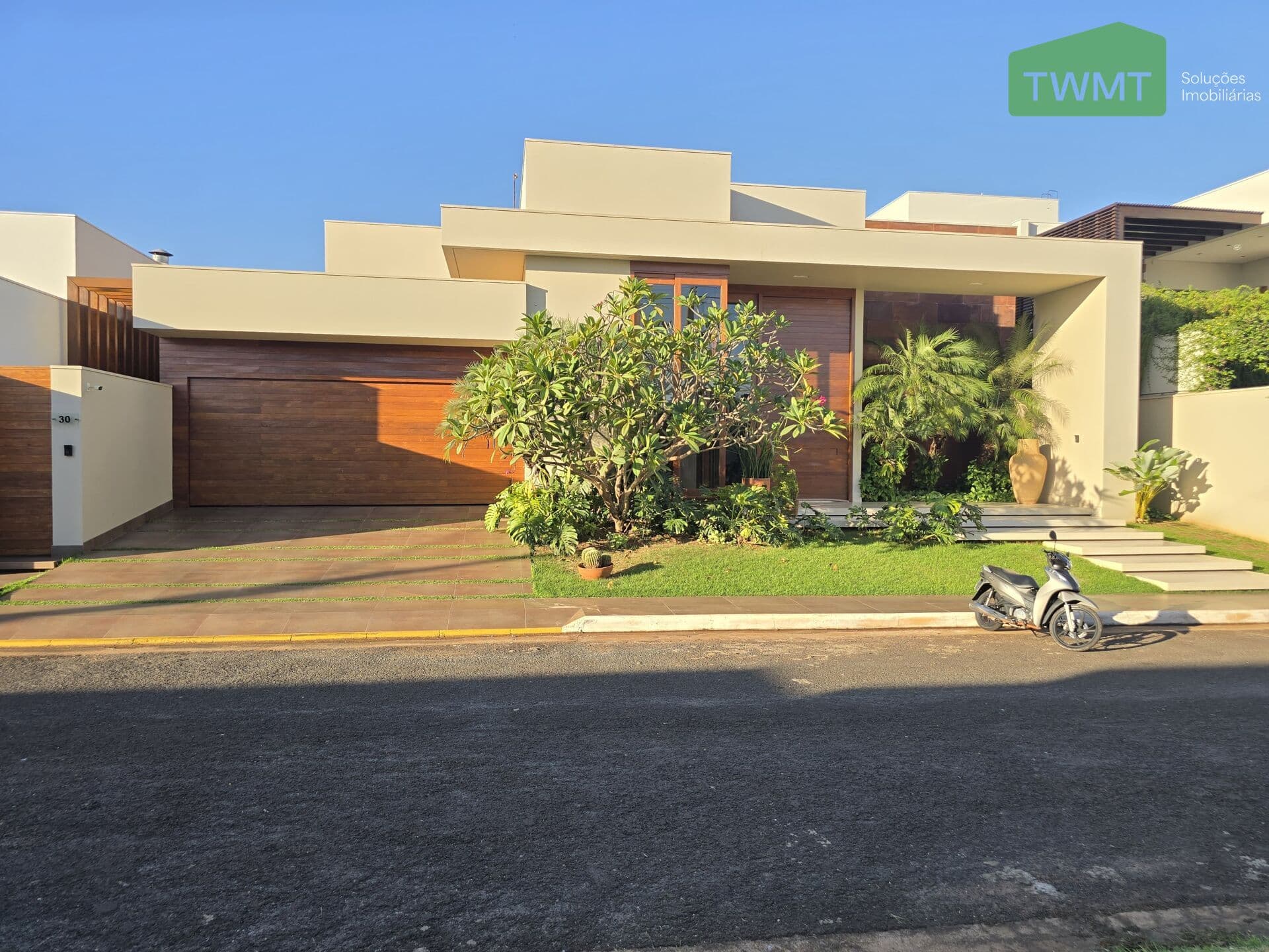 Casa Alto Padrão no Condomínio Royal Park - Porteira Fechada
