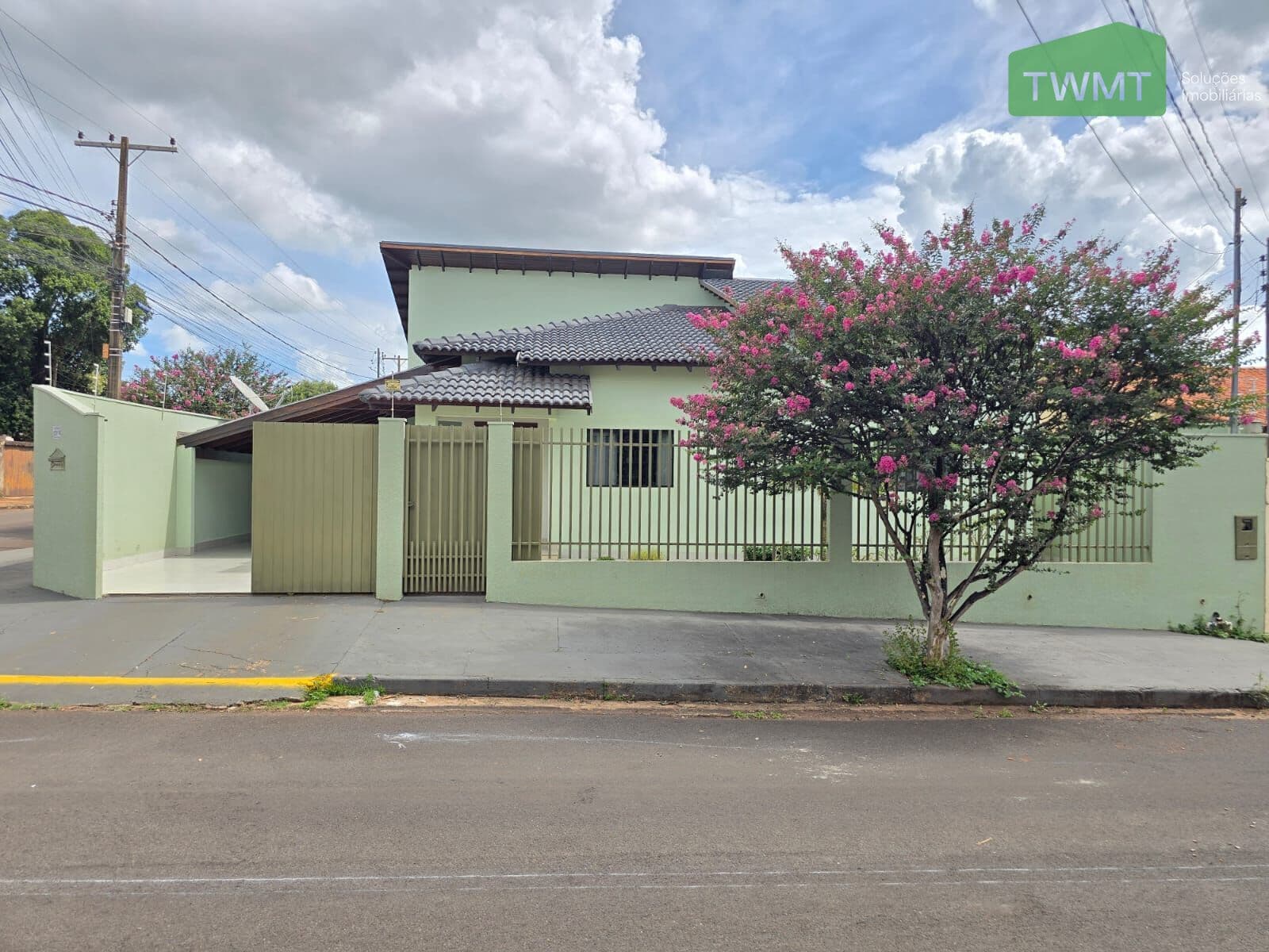 Casa com amplo espaço no Parque das Mansões
