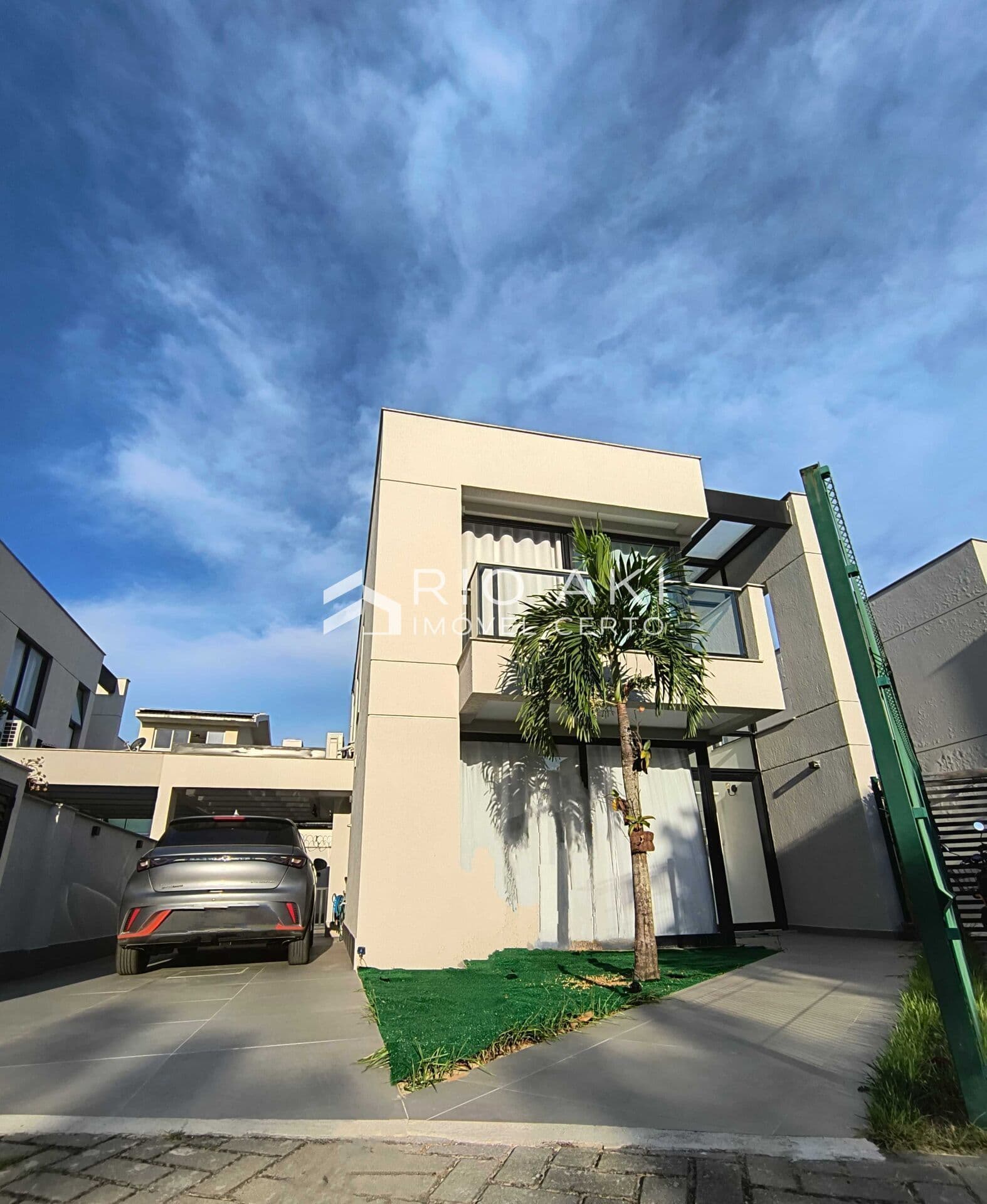 Casa Contemporânea reformada, 141m², 3 suítes, em Condomínio Club de Alto Padrão no coração do Recreio.