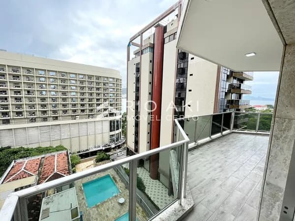 Apartamento Luxuoso 185m², com varandão, 4 quartos, vista parcial Mar, Posto 6, Arpoador.