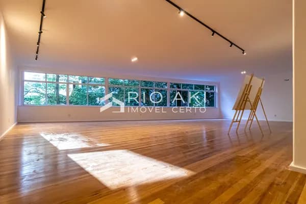 Apartamento único, reformado em Alto Padrão, raro com 4 quartos (3 suítes), 2 vagas e vaga de visitantes. Padrão Leblon, em Copa.