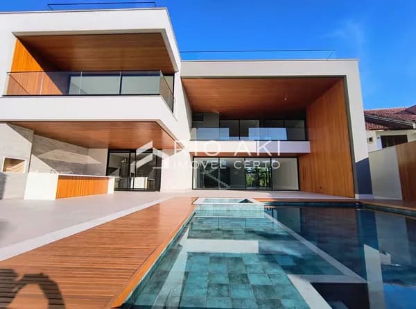 Mansão de alto luxo no Condomínio Mansões, com elevador e 5 suítes, Triplex, contemporânea, imponente fachada e campinho de futebol.