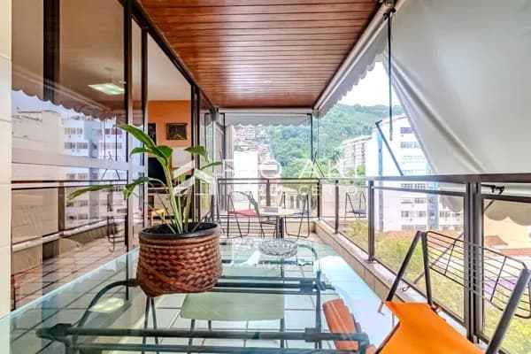 Apartamento Reformado em rua nobre de Botafogo, 137m², 3 quartos, Varanda, 2 Vagas e Play com Parquinho.