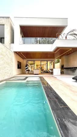 Casa Triplex de Luxo no Condomínio Rio Mar, 450m² mais Rooftop com Jacuzzi e vista Verde, 4 suítes, Piscina e Sauna, na Barra da Tijuca.