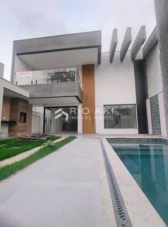 Casa Duplex de Alto Padrão, com RGI, 4 suítes, lazer privativo e segurança 24 horas, em Vargem Grande a 10 minutos da Praia do Recreio.