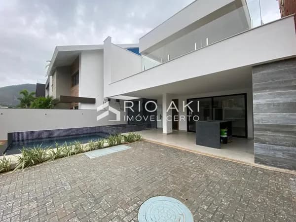 Casa Alto Padrão com até 4 suítes, localização privilegiada próximo à Barra da Tijuca, lazer privativo com Spa, Piscina e Espaço Gourmet.