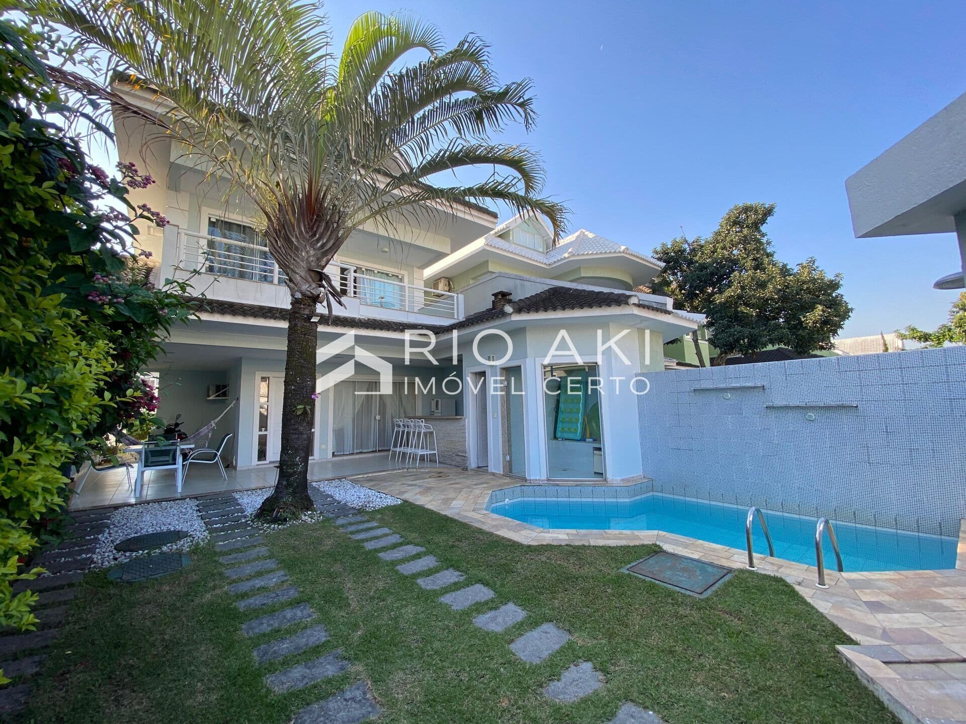 Casa em Condomínio com lazer, segurança 24hs, 5 suítes, Piscina, Espaço Gourmet e Sauna, em frente ao RECREIO SHOPPING.
