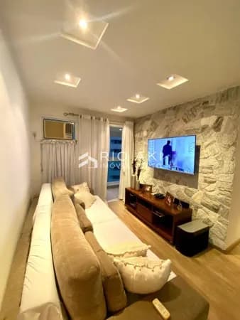 Reformado imóvel de 80m², alto padrão, sol matinal nos últimos andares do Villa Borghese, na ABM, Barra da Tijuca.