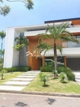 Mansão de Alto Padrão, em grande lote de 900m², contemporânea, 5 suítes, sótão amplo mais terraço, no Riviera da Lagoa.