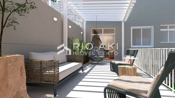Apartamento Garden, tipo casa, com 83m² de área externa privada, reformado, 420m² a poucos metros da Praia do Flamengo.