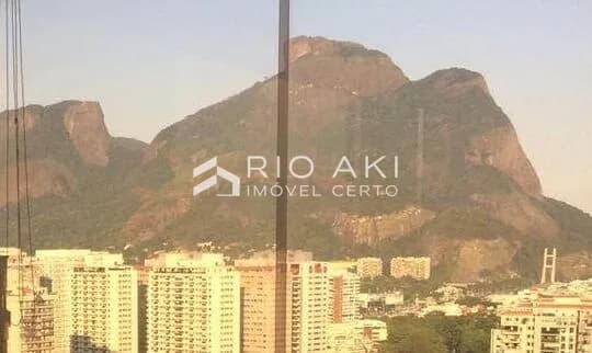 Apto reformado em Alto Padrão, andar alto, sol matinal, 127m², vista Pedra da Gávea, 2 vagas, Condomínio frontal à Praia da Barra.