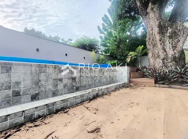 Casa de Altíssimo Padrão, 3 suítes, amplo Lote com Piscina, quintal e Gourmet. RGI individual, em Vargem Grande com segurança 24hs.