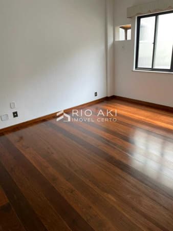 Apartamento lâmina, 180m², 4 quartos, 2 vagas, na Gleba A do Recreio dos Bandeirantes, próximo ao Posto 10.