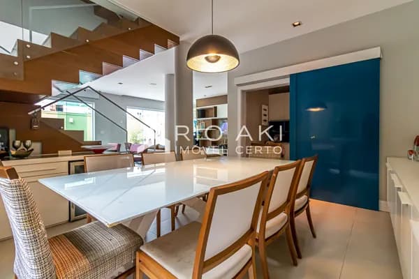 Casa de Vila, Reformada em Alto Padrão, 595m², 6 quartos sendo 4 suítes, sauna, piscina e localização nobre.