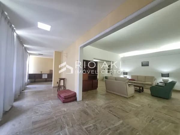 Raro apartamento de 400m², reformado e com 2 vagas, entre o Copacabana Palace e o Metrô, em Copacabana.