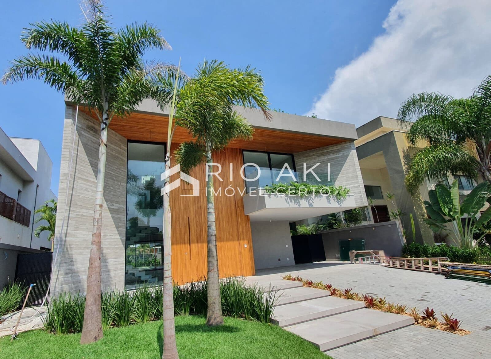 Mansão de 852m², contemporânea, 5 suítes, Triplex, Piscina e Spa, possibilidade Mobiliada, na Barra da Tijuca.