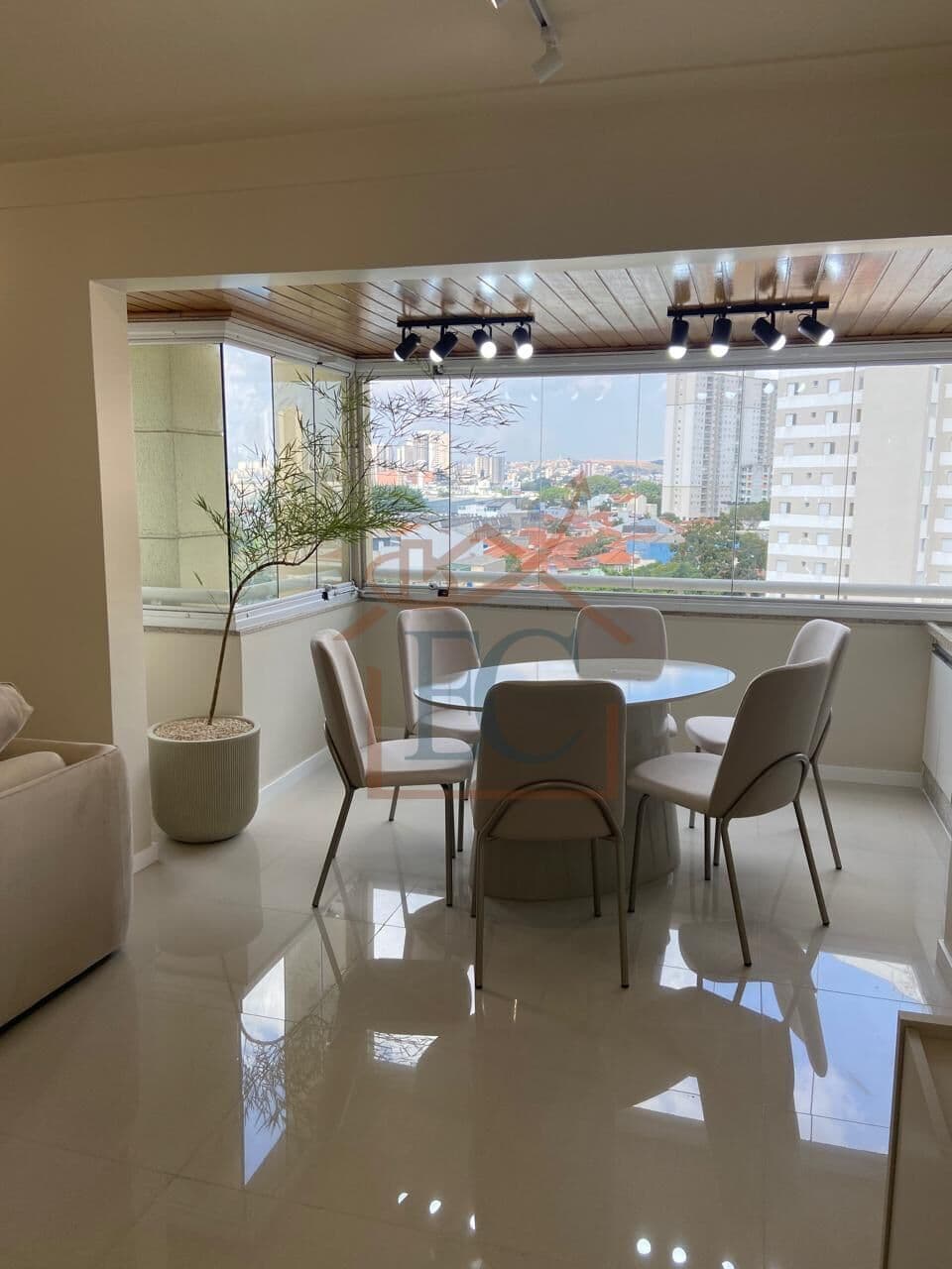 Apartamento porteira fechada com 114 m², 3 suítes com sacada e 2 vagas