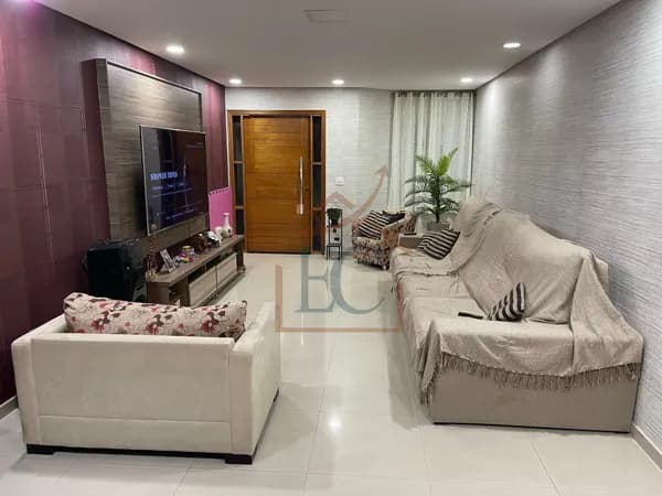 Sobrado com 250 m², 3 dormitórios, churrasqueira e 4 vagas na Vila Dora