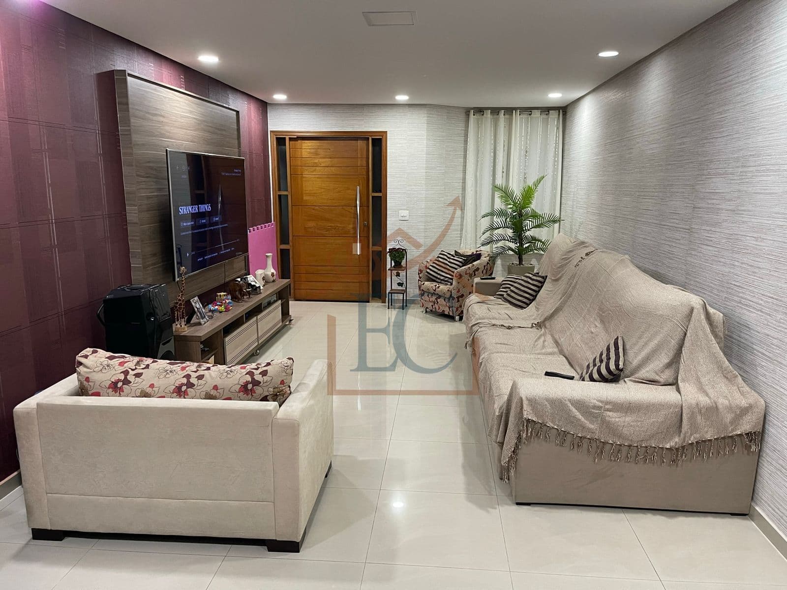 Sobrado com 250 m², 3 dormitórios, churrasqueira e 4 vagas na Vila Dora