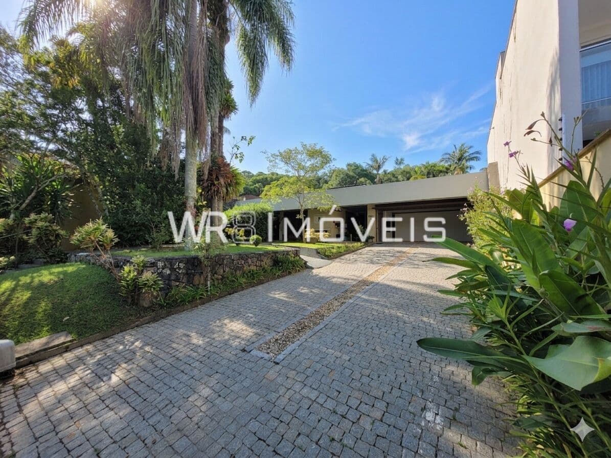 Casa de alto padrão no Saguaçu – amplitude, localização estratégica e excelente potencial para uso residencial ou comercial
