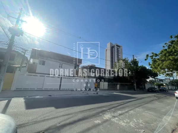 Casa com 2 Suítes na Rua do Shopping – Localização Privilegiada e Conforto Garantido!