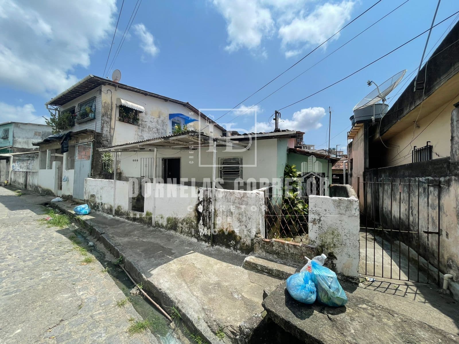 TERRENO COM 2 CASAS, 2 QUARTOS, 1 WC, ÁREA DE SERVIÇO E QUINTAL