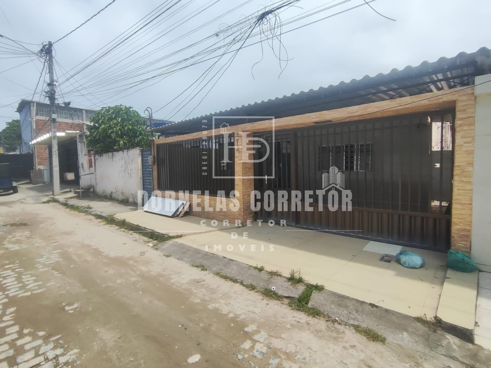 CASA COM 4 QUARTOS 1 SUÍTE, GARAGEM PARA 2 CARROS, QUINTAL E ÁREA DE SERVIÇO