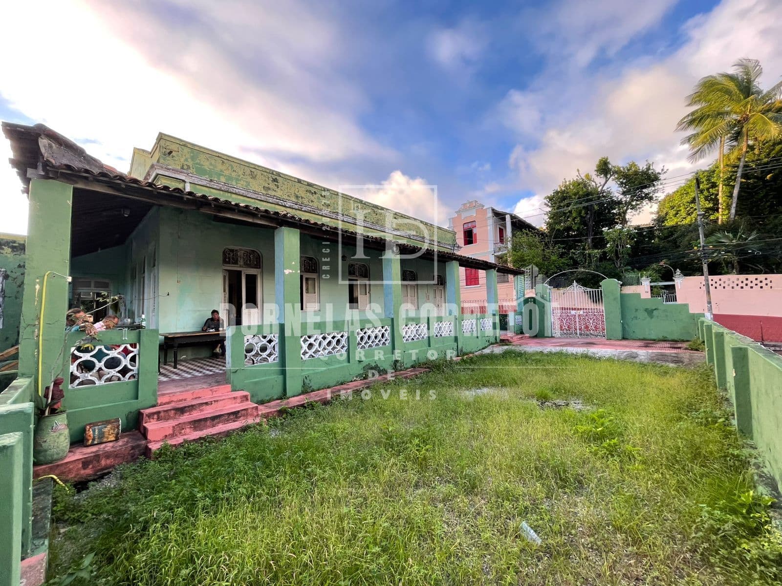 PRÓXIMO AO CARNAVAL DE OLINDA – CASA COM 5 QUARTOS E AMPLO TERRENO!
