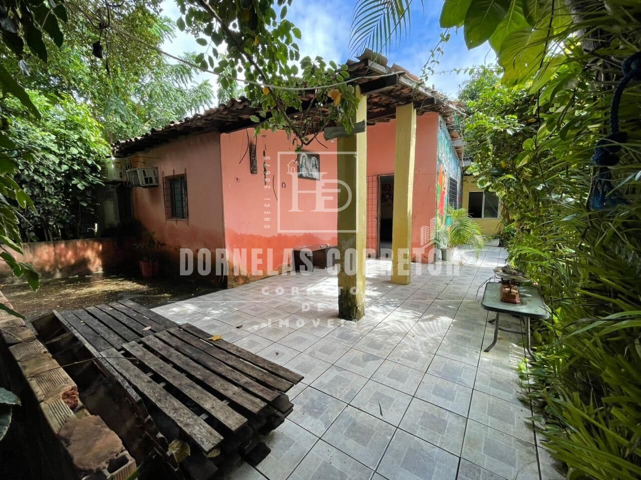 REFÚGIO DE LAZER E TRANQUILIDADE – 2.000M² DE NATUREZA E CONFORTO! 4QT, 1ST, 2WC EXTERNO, ACEITA TROCA OU VEÍCULOS.