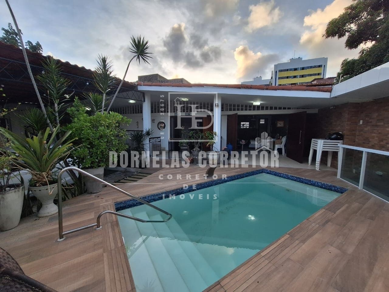 Casa Alto Padrão em Olinda uma quadra do mar 4qtos 2vgs piscina churrasq. quintal financia