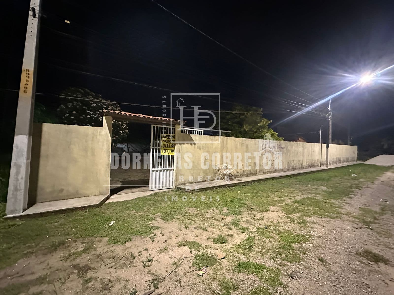 CASA A KM DO MAR COM ÁREA GOURMET E PISCINA, 3 QUARTOS, 1ST, VÁRIAS VAGAS DE GARAGEM, EM FRENTE A AVENIDA, TERRENO 30X30