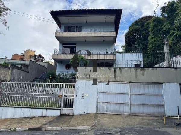 Sobrado à venda com 4 suítes no Jardim Ibiratiba