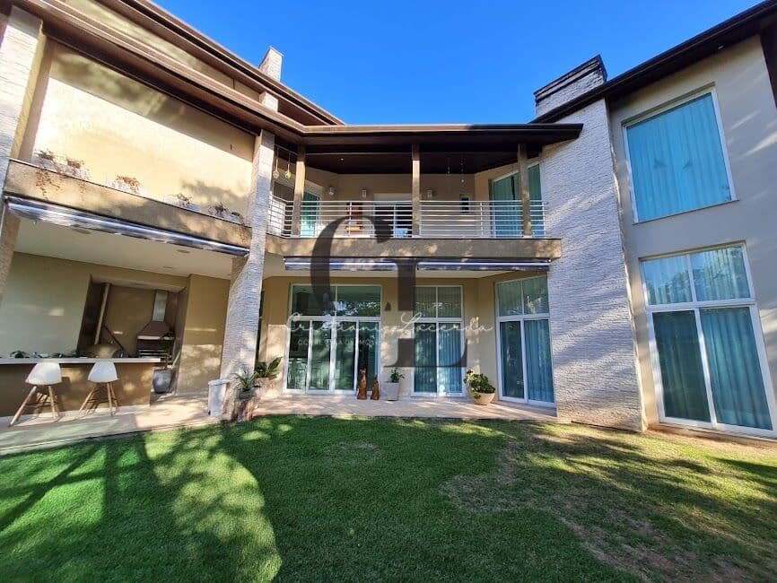 Casa em condomínio à venda com 3 suítes e 7 vagas na Serra da Cantareira