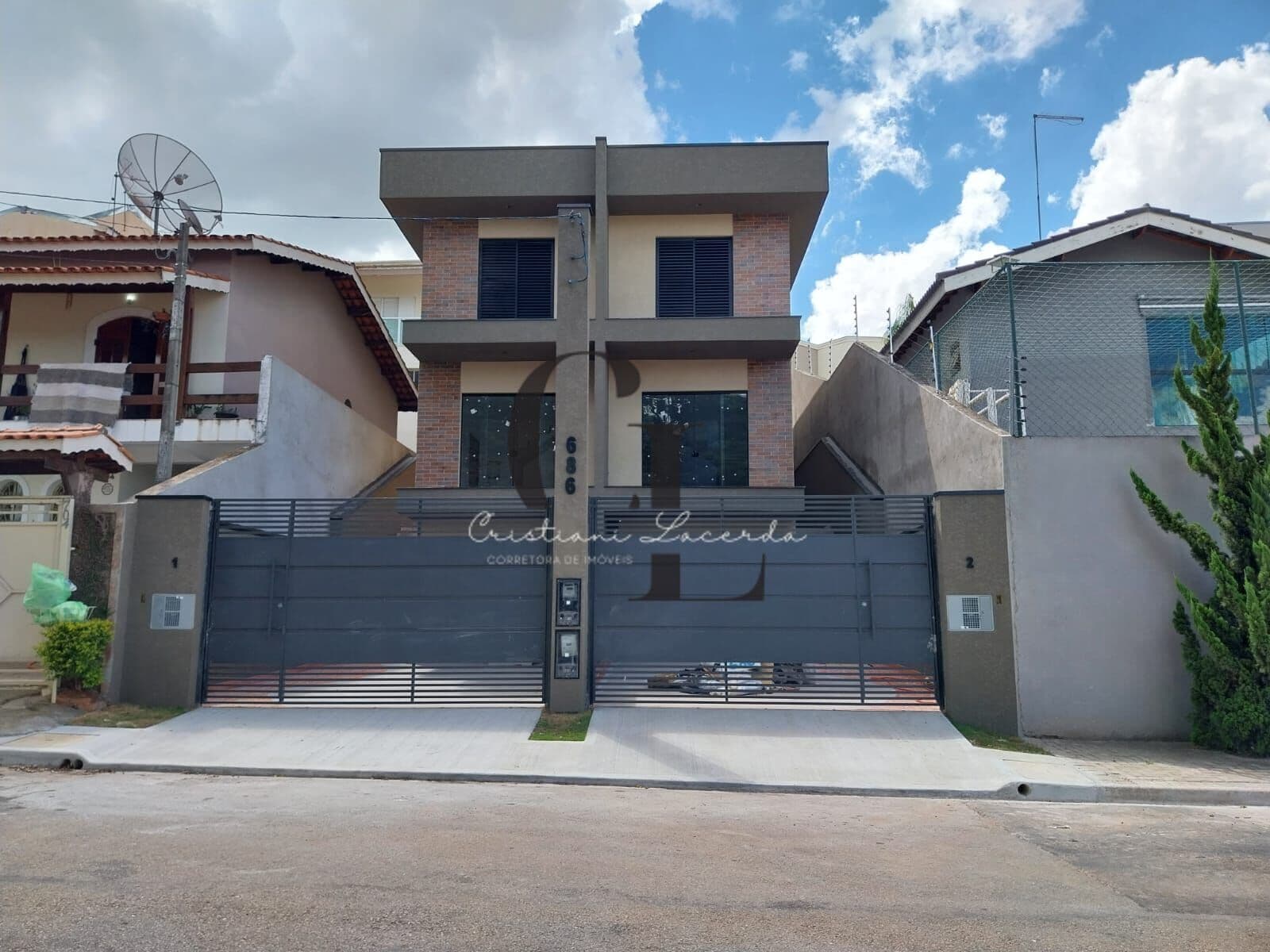 Sobrado à venda com 3 suítes e 2 vagas no Jardim do Lago