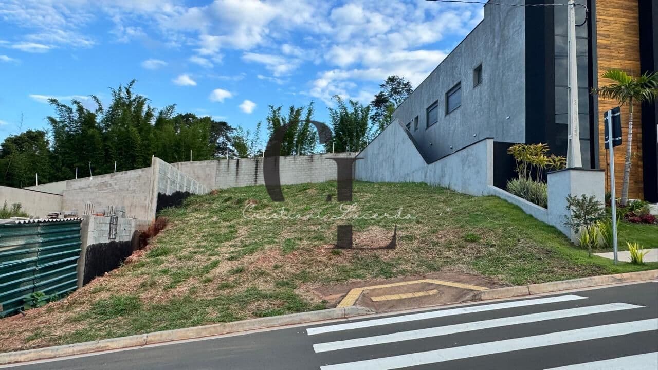 Lote à venda com 360 metros no condomínio Reserva São Nicolau