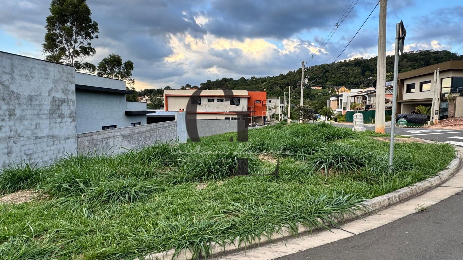 Lote à venda com 401 metros no condomínio Reserva São Nicolau