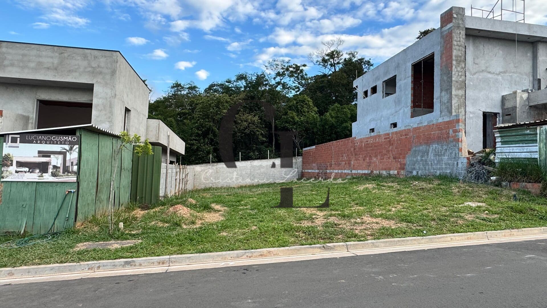 Lote à venda com 360 metros no condomínio Reserva São Nicolau